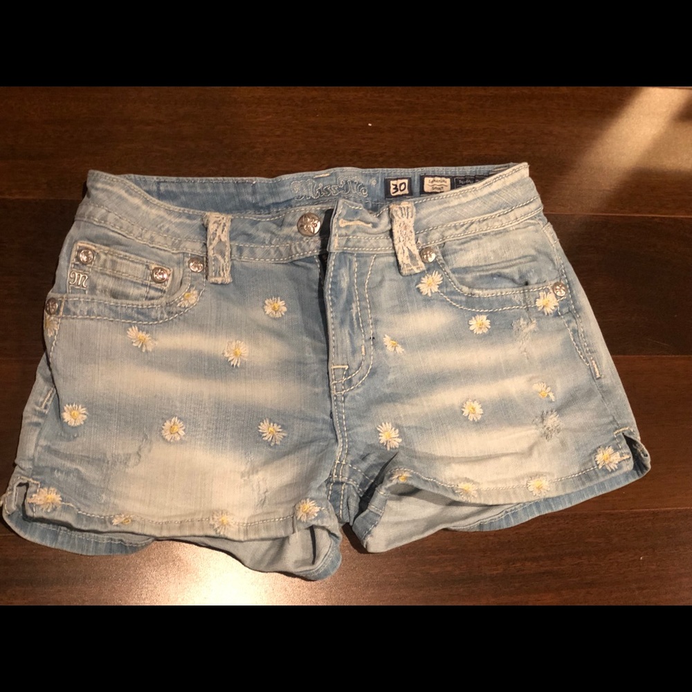 MISS ME jeans shorts Sz 30 light denim w/ Daisies